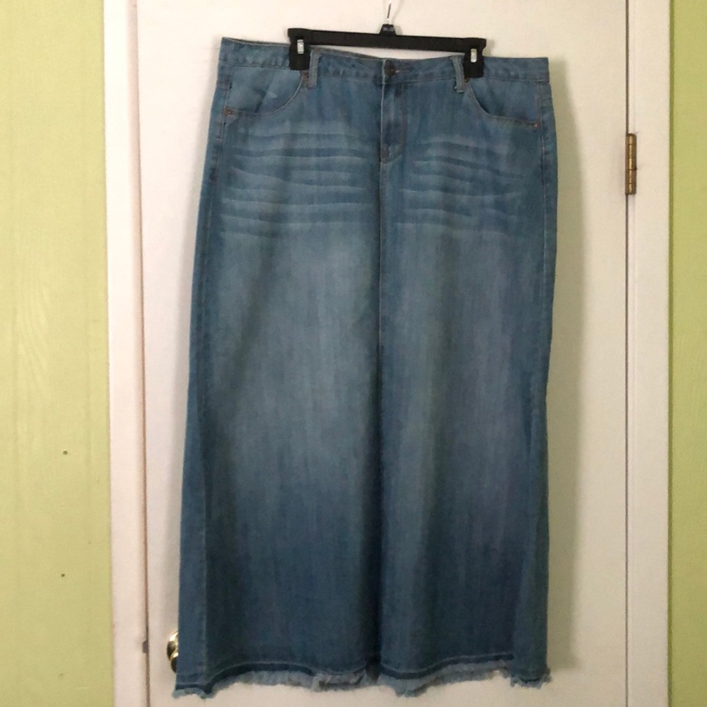 Light jean skirts •